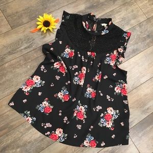 💜2/$20💜 Lily White floral top